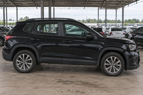Lateral direita do SUV preto no pátio do leilão (foto fictícia de exemplo).