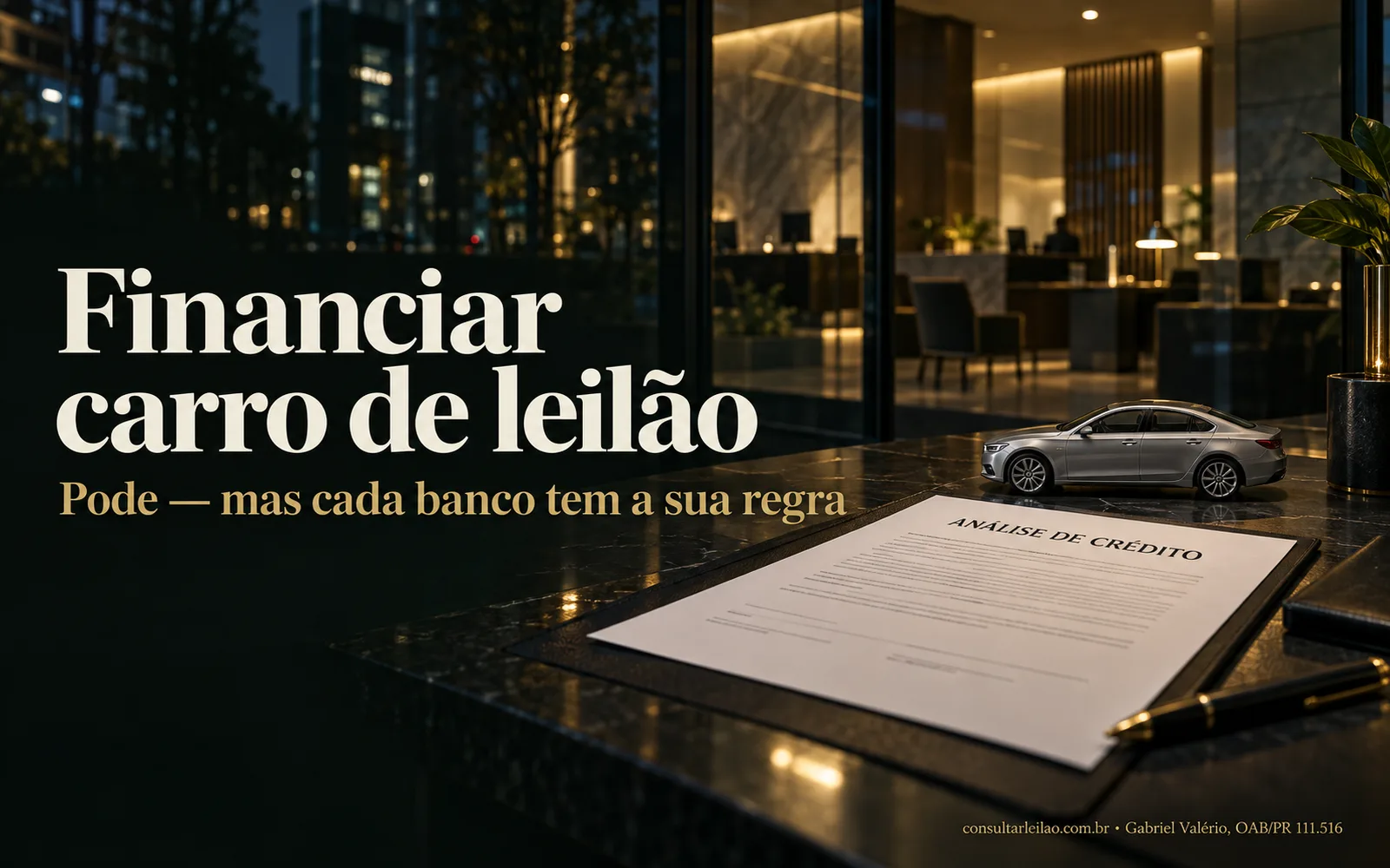 Contrato fictício de financiamento em análise com miniatura de carro, dentro de uma agência bancária vista pela vitrine à noite.