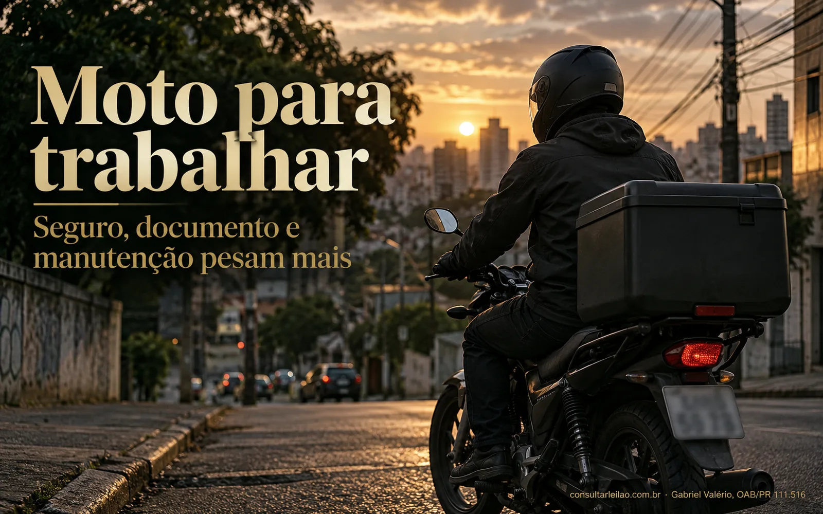 Motociclista de entregas com baú genérico parado na rua ao entardecer, ilustrando a moto de leilão usada para trabalho.