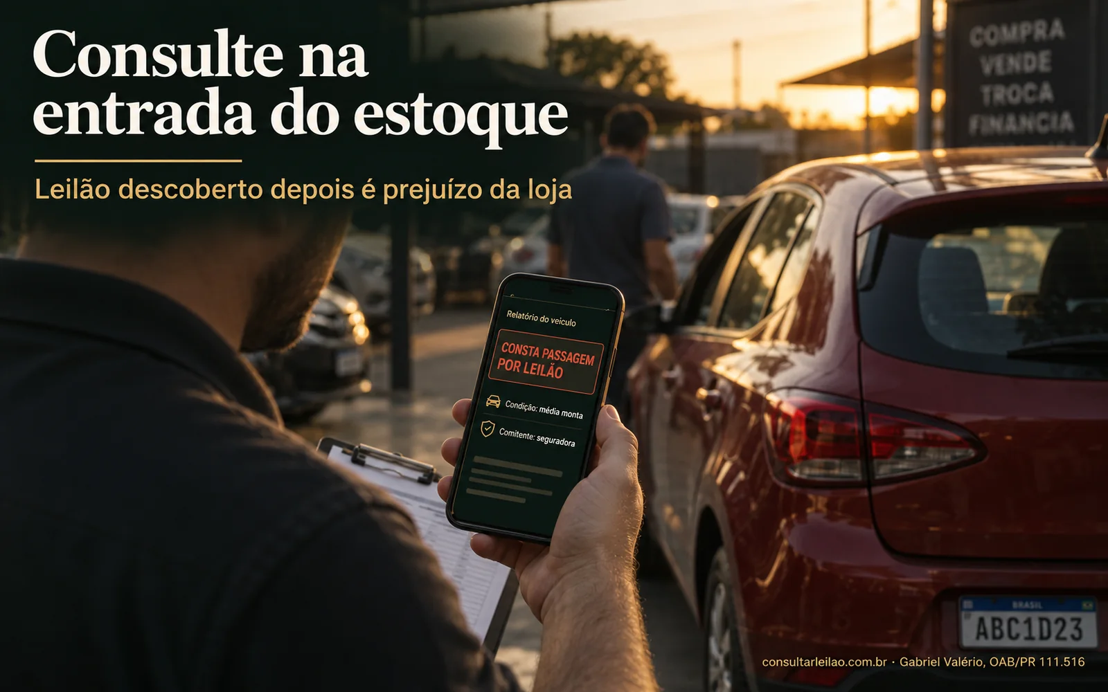Lojista avaliando um carro trazido na troca e lendo no celular um relatório que aponta passagem por leilão, condição média monta e comitente seguradora.